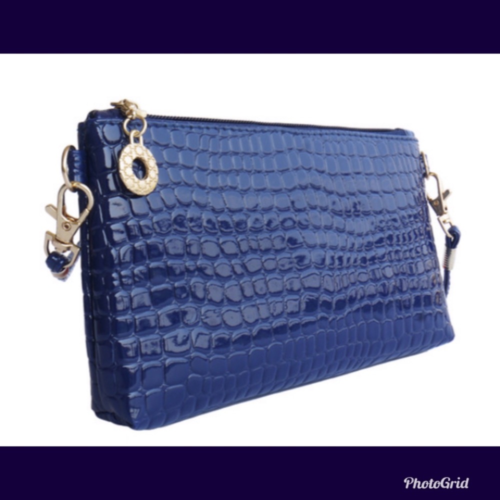 NEW Small B. Angle Blue Alligator Print Purse - Picture 3 of 7